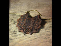 Cargar imagen en el visor de la galería, Ohrringe Sonnenblume Holz Brass Bügel gold Gravur 38mm - chic-net.de
