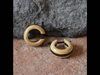 Cargar imagen en el visor de la galería, Ohrringe Sonoholz Buaya Holz kleine Creolen Pin Stick - chic-net.de
