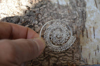 Load image into Gallery viewer, Ohrringe Spiralen White Brass silber Herzbögen rhodiniert - chic-net.de
