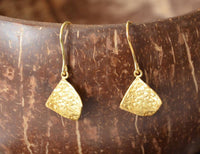 Load image into Gallery viewer, Ohrringe vergoldet 925 Silber Raute gebogen uneben - chic-net.de
