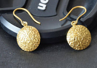 Load image into Gallery viewer, Ohrringe vergoldet 925 Silber Scheibe konvex Dornen - chic-net.de
