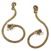 Cargar imagen en el visor de la galería, Ohrstecker Drache lang schraffiert gebogen Messing golden nickelfrei Piercing Brass antik Tribal - chic-net.de
