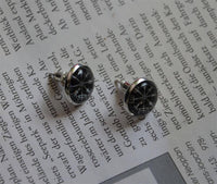 Load image into Gallery viewer, Ohrstecker Glas rund 12mm Zinklegierung Celtic Viking - chic-net.de
