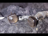 Cargar imagen en el visor de la galería, Ohrstecker Mondstein Quadrat 8 mm 925er Sterlingsilber Rand facettiert weiß gewölbt.
