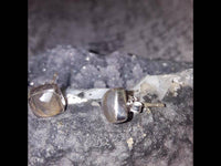 Cargar imagen en el visor de la galería, Ohrstecker Mondstein Quadrat 8 mm 925er Sterlingsilber Rand facettiert weiß gewölbt.
