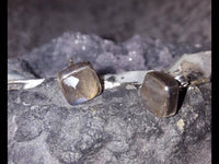 Cargar imagen en el visor de la galería, Ohrstecker Mondstein Quadrat 8 mm 925er Sterlingsilber Rand facettiert weiß gewölbt.
