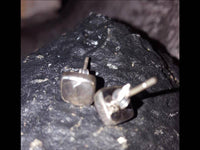 Cargar imagen en el visor de la galería, Ohrstecker Mondstein Quadrat 8 mm 925er Sterlingsilber Rand facettiert weiß gewölbt.
