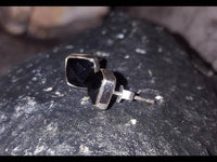Cargar imagen en el visor de la galería, Ohrstecker Onyx Quadrat 8 mm 925er Sterlingsilber Rand facettiert schwarz gewölbt - chic-net.de
