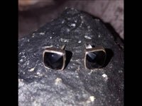 Cargar imagen en el visor de la galería, Ohrstecker Onyx Quadrat 8 mm 925er Sterlingsilber Rand facettiert schwarz gewölbt - chic-net.de
