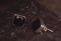 Cargar imagen en el visor de la galería, Ohrstecker Onyx Quadrat 8 mm 925er Sterlingsilber Rand facettiert schwarz gewölbt - chic-net.de
