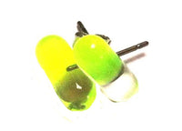 Load image into Gallery viewer, Ohrstecker Pille Tablette gelb transparent Edelstahl Unisex Schmuck Ohrringe - chic-net.de
