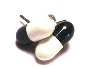 Load image into Gallery viewer, Ohrstecker Pille Tablette schwarz weiß Edelstahl Unisex Schmuck Ohrringe - chic-net.de
