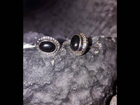 Cargar imagen en el visor de la galería, Ohrstecker schwarz Stein Onyx oval Rand Zopfmuster 925 Sterlingsilber.
