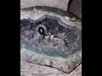 Cargar imagen en el visor de la galería, Ohrstecker schwarz Stein Onyx oval Rand Zopfmuster 925 Sterlingsilber.
