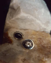 Cargar imagen en el visor de la galería, Ohrstecker schwarz Stein Onyx oval Rand Zopfmuster 925 Sterlingsilber.
