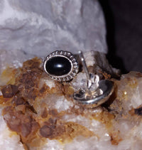 Cargar imagen en el visor de la galería, Ohrstecker schwarz Stein Onyx oval Rand Zopfmuster 925 Sterlingsilber.
