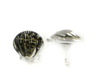 Load image into Gallery viewer, Ohrstecker, schwarze muschelförmige Glasohrstecker, hergestellt aus Glas und Sterlingsilber 925, handbemalt - chic-net.de
