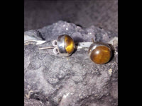 Load image into Gallery viewer, Ohrstecker Tigerauge braun rund 6 mm 925er Sterling Silber Rand Stein Silberohrstecker.
