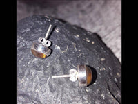 Load image into Gallery viewer, Ohrstecker Tigerauge braun rund 6 mm 925er Sterling Silber Rand Stein Silberohrstecker.
