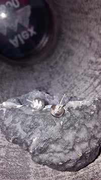 Load image into Gallery viewer, Ohrstecker Tigerauge braun rund 6 mm 925er Sterling Silber Rand Stein Silberohrstecker.
