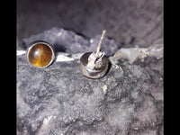 Load image into Gallery viewer, Ohrstecker Tigerauge braun rund 6 mm 925er Sterling Silber Rand Stein Silberohrstecker.
