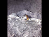 Load image into Gallery viewer, Ohrstecker Tigerauge braun rund 6 mm 925er Sterling Silber Rand Stein Silberohrstecker.
