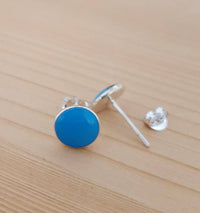 Cargar imagen en el visor de la galería, Ohrstecker, Türkis, flach rund, 4 mm Ø, in massivem Silber eingefasst, 925er Sterlingsilber-Stift - chic-net.de
