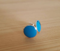 Cargar imagen en el visor de la galería, Ohrstecker, Türkis, rund flach, 6 mm Ø, in massivem Silber eingefasst, 925er Sterlingsilber-Stift - chic-net.de
