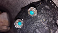 Cargar imagen en el visor de la galería, Ohrstecker Türkis Stein rund, silber Rand Blume Kreise Ohrringe 925er Sterlingsilber.
