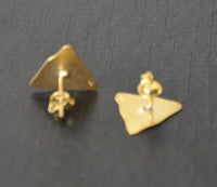 Load image into Gallery viewer, Ohrstecker vergoldet 925 Silber Dreieck wellig - chic-net.de
