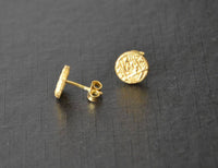 Load image into Gallery viewer, Ohrstecker vergoldet 925 Silber Scheibe uneben 9mm - chic-net.de
