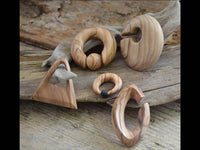 Cargar imagen en el visor de la galería, Olivenholz 14mm Piercing Hoop Creole Mandel 65mm hell - chic-net.de
