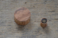 Cargar imagen en el visor de la galería, Olivenholz Horn Inlay Flesh Plug Symbol Dreiecke - chic-net.de
