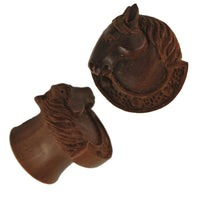 Cargar imagen en el visor de la galería, Organic Holz Plug braun handgeschnitzt Pferdekopf Hufeisen Pferd Tribal - chic-net.de
