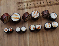 Cargar imagen en el visor de la galería, Organic Sonoholz Plug Weiß Gelb Muschel Inlay braun Flecken Muster Tribal - chic-net.de
