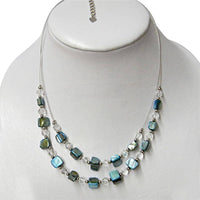 Load image into Gallery viewer, Perlenkette, Damenkette aus Glasperlen und blau-grüngefärbten Perlmuttmuscheln. - chic-net.de
