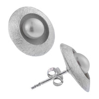 Cargar imagen en el visor de la galería, Perlenohrstecker Kreis oxidiert gekratzt 15 mm Perle weiß 925er Sterling Silber Ohrstecker Ohrringe - chic-net.de
