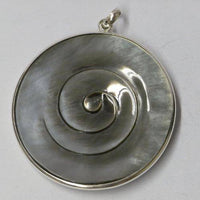 Load image into Gallery viewer, Perlmutt Anhänger kreisrunder Damenanhänger 925er Sterlingsilber eingravierte Spirale schillernd - chic-net.de
