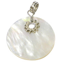 Cargar imagen en el visor de la galería, Perlmutt-Anhänger, kreisrunder Damenanhänger aus 925er Sterlingsilber mit Perlmutt und Loch mit Silberverzierung, ca. 35mm Ø - chic-net.de
