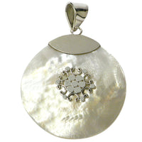 Cargar imagen en el visor de la galería, Perlmutt-Anhänger, kreisrunder Damenanhänger aus 925er Sterlingsilber mit Perlmutt und Silberverzierung in der Mitte, ca. 35mm Ø - chic-net.de
