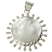 Cargar imagen en el visor de la galería, Perlmutt-Anhänger, kreisrunder Damenanhänger aus 925er Sterlingsilber und Perlmutt, mit sonnenförmiger Silber Umrandung, ca. 35mm Ø - chic-net.de
