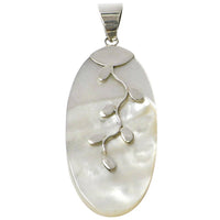 Cargar imagen en el visor de la galería, Perlmutt-Anhänger, ovaler Damenanhänger aus 925er Sterlingsilber mit Perlmutt und Silberverzierung, ca. 45 x 20mm - chic-net.de

