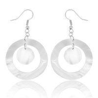 Cargar imagen en el visor de la galería, Perlmutt Muschel Ohrringe 32 mm Kreis Ring Edelstahl nickelfrei weiß schillernd - chic-net.de
