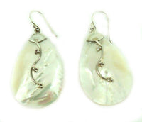 Cargar imagen en el visor de la galería, Perlmutt Muschel Ohrringe tropfenförmig Blumenverzierung 925er Sterlingsilber schillernd - chic-net.de
