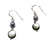 Cargar imagen en el visor de la galería, Perlmutt Perle Silberohrringe Ohrringe Ohrhänger 925er Silber Damen Schmuck grau blau gefärbt - chic-net.de
