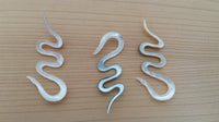 Load image into Gallery viewer, Perlmutt Piercing Schlange Hook 4mm Expander Muschel filigran handgeschnitzt Ohr - chic-net.de
