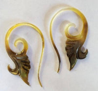 Load image into Gallery viewer, Perlmutt Piercing Spiral Hook 2mm Expander Muschel filigran handgeschnitzt Ohr - chic-net.de
