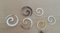 Load image into Gallery viewer, Perlmutt Piercing Spirale Expander Muschel filigran geschnitzt Handarbeit Dehner - chic-net.de
