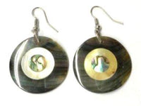 Cargar imagen en el visor de la galería, Perlmuttmuschel-Ohrringe, beige-bunt-naturfarbene Ohrringe mit einer Perlmuttmuschel und Bügel aus Edelstahl - chic-net.de
