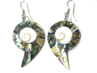 Cargar imagen en el visor de la galería, Perlmuttmuschel-Ohrringe, bunte Perlmuttmuschel-Ohrringe in Schneckenform mit Shivaauge in der Mitte, mit Bügel aus Edelstahl - chic-net.de
